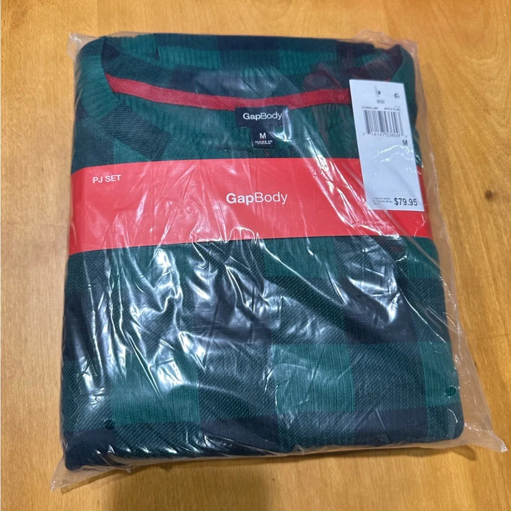 NWT Gap Long Sleeve and Jogger Pajama Set in Green Black Plaid